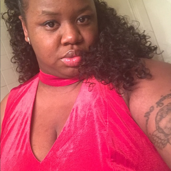 Red velvet dress - Picture 2 of 3